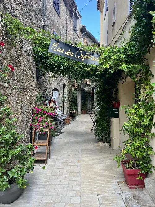 Mougins, street with art exposed